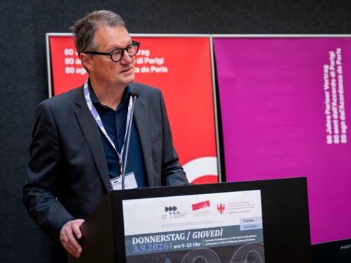 Für die Einordnung des Pariser Abkommens auch unter wirtschaftlichen, sozialen und territorialen Gesichtspunkten – und damit in Bezug auf die Provinzen Bozen und Trient in der Nachkriegszeit – sorgte Andrea Bonoldi, Professor für Volkswirtschaftslehre und Management an der Universität Trient. (Foto: LPA/Fabio Brucculeri)

