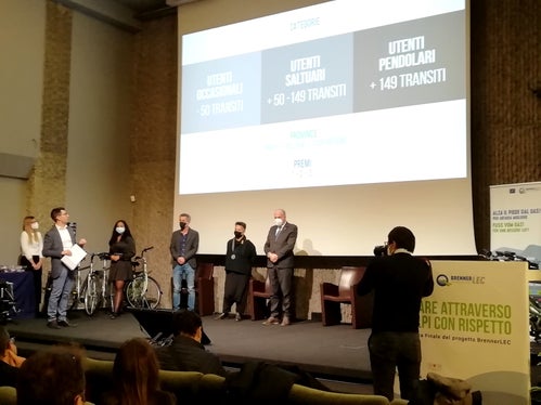 Un momento della premiazione del concorso tramite l'app Shelly. Premiati gli utenti che hanno dato un contributo libero e volontario alla tutela dell’ambiente, scegliendo uno stile di guida più sostenibile secondo le velocità consigliate sui tratti di A22 interessati dal progetto BrennerLEC. (Foto: ASP/Agenzia ambiente e tutela clima/Nadia Franzoi)