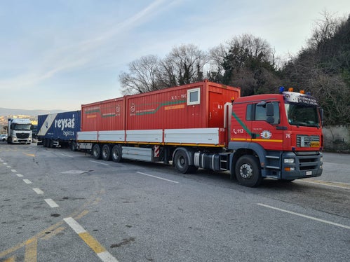 Mit Sattelzügen der Berufsfeuerwehr (im Bild) und der Sektion Zivilschutz im Weißen Kreuz wurden die Hilfsgüter gestern nach Palmanova zum Logistik-Zentrum des Zivilschutzes der Region Friaul-Julisch Venetien transportiert. (Foto: LPA/Agentur für Bevölkerungsschutz/Berufsfeuerwehr)