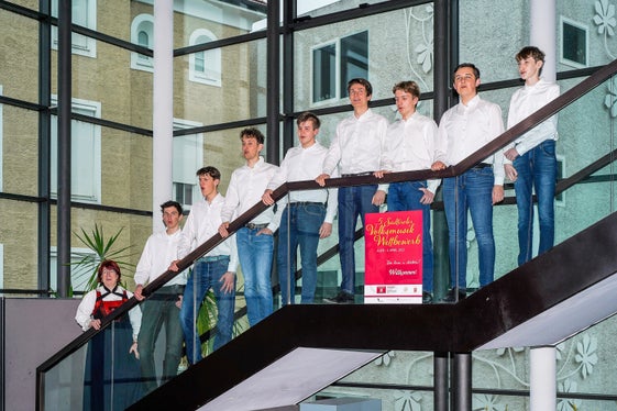 Insgesamt 172 Kinder, Jugendliche und junge Erwachsene aus ganz Südtirol singen und musizieren zwei Tage lang beim sechsten Südtiroler Volksmusikwettbewerb in Auer; im Bild: die Gesangsgruppe Inser Poor mit Klara Sattler im Jahr 2022. (Foto: LPA)