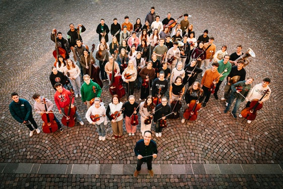 Mit Werken von Mozart, Tschaikowsky, Bizet und Johann Strauß Sohn wird das Landesjugendorchester Südtirol nun zum zweiten Mal seit seiner Neugründung&nbsp;auftreten: am Freitag, 7. November, in Deutschnofen; am Samstag, 8. November, in Pfalzen; am Sonntag, 9. November, in Bozen. (Foto: LPA/Deutsche Bildungsdirektion/Nathan Chizzali)