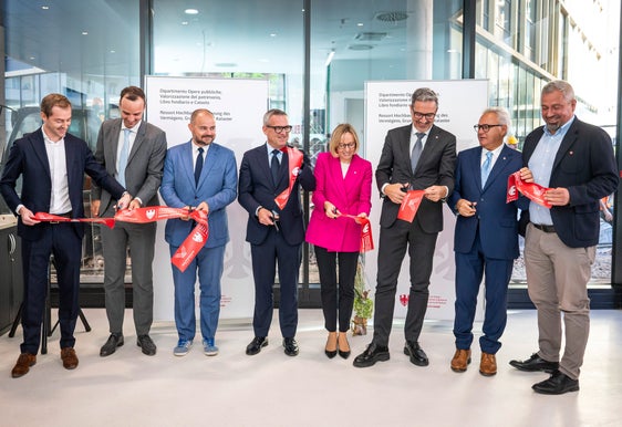 Symbolischer Banddurchschnitt bei der Übergabe des neuen Bürogebäudes des Landes in der Bozner Garibaldistraße: Schoeller-Invest-Vertreter Lukas Reitmeir, Waltherpark-AG-Präsident Thibault Chavanat, Ressortdirektor Daniel Bedin, Hochbau- und Vermögenslandesrat Christian Bianchi, Personallandesrätin Magdalena Amhof, Landeshauptmann Arno Kompatscher, der Generalsekretär des Landes, Eros Magnago und der Generaldirektor des Landes, Alexander Steiner. (Foto: LPA/Fabio Brucculeri)