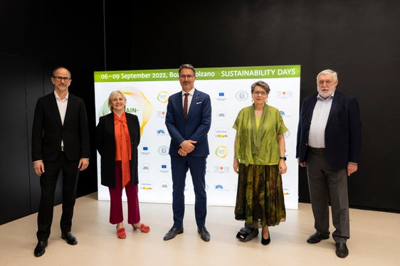 I "Sustainability Days 2022" in programma in Alto Adige per quattro giornate nel mese di settembre. Da sx: Erwin Hinteregger, Raffaela Rumiati, il presidente Kompatscher, Ulrike Tappeiner e Franz Fischler. (Foto: ASP/Manuela Tessaro)