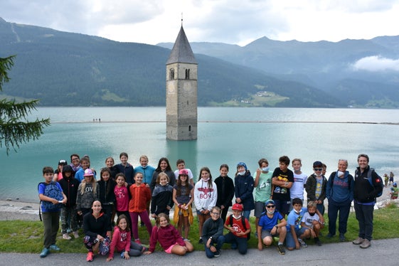 Trotz durchwachsener Wetterlage wurde den Teilnehmenden ein abwechslungsreiches Programm geboten, hier bei einem Ausflug zum Reschensee. (Foto: Wolfgang Thöni)