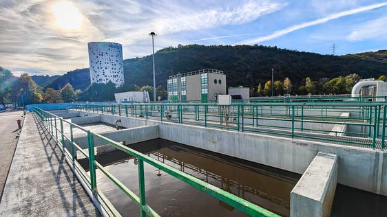 In der Bozner Kläranlage wurde erklärt, wie viel Mikroplastik im Abwasser nachweisbar ist und wie dieses beim Reinigungsprozess wieder herausgefiltert werden kann. (Foto: LPA/Ursula Pirchstaller)