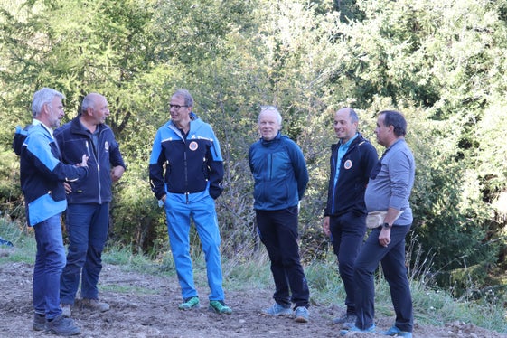 Besprechung der Bauarbeiten im Herrentischgraben (v.li.): Bevölkerungsschutzlandesrat Schuler, Vorarbeiter Langgartner, Ressortdirektor und Direktor der Agentur für Bevölkerungsschutz Unterweger, Direktor des Funktionsbereichs Wildbachverbauung De Polo, Projektant und Bauleiter Walder, Bürgermeister der Gemeinde Sterzing Volgger (Foto: LPA/Agentur für Bevölkerungsschutz/Maja Clara)