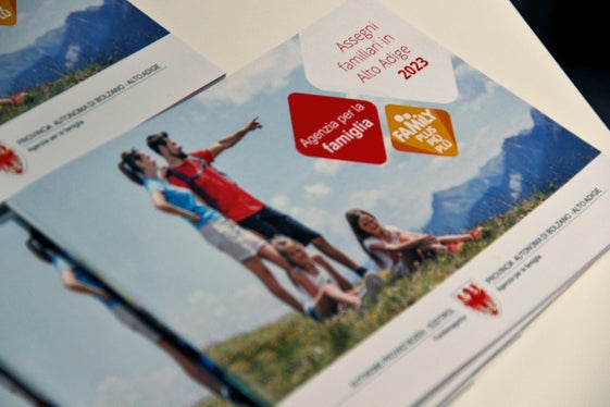 
Il depliant aggiornato Assegni familiari in Alto Adige 2023 è disponibile online all'indirizzo https://www.provincia.bz.it/assegnifamiliari e presto sarà disponibile anche nei patronati dell'Alto Adige. (Foto: ASP/Greta Stuefer)
