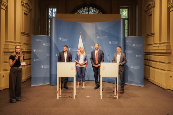 La conferenza stampa, a cui hanno partecipato (da destra a sinistra) Joachim Dejaco, Daniel Alfreider, Gunde Bauhofer e Helmuth Sartori, è stata moderata da Nora Lorenzi di STA-Strutture Trasporto Alto Adige SpA. (Foto: USP/STA/Ivan Brentegani)