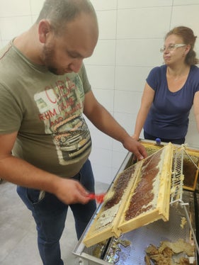 Imparare a maneggiare le attrezzature necessarie per l'apicoltura è uno degli aspetti più importanti di questa attività. (Foto: Istituto tecnico Laimburg/Klaus Blasbichler)