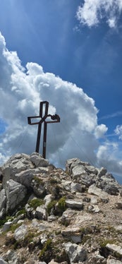 La croce è stata commissionata dai gestori dello Schlernhaus, Silvia e Harald Gasser, e realizzata in collaborazione con Auluma di Lukas Auer e il Liceo artistico Cademia di Ortisei/Val Gardena. (Foto: USP/Hannes Wörz)
