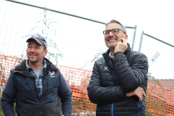 Baustelle Steineggerbach in Tisens begutachtet: Landeshauptmann und Bevölkerungsschutzlandesrat Arno Kompatscher (rechts) und Vorarbeiter-Stellvertreter Thomas Unterthurner (Foto: LPA/Maja Clara)