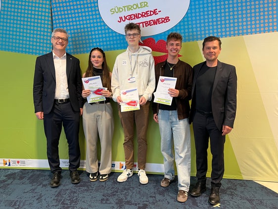 Sieger Spontanrede (von links): Mariano Paris (Leiter Kommunikation und Marketing Volksbank), 2. Platz Marie Niederstätter, 1. Platz Maximilian Gasser, 3. Noah Steiner, Konrad Pamer (Amtsdirektor Landesamt für Jugendarbeit) (Foto: LPA/Landesmat für Jugendarbeit/Anita Demetz)