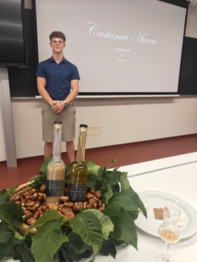 Uno studente del 4° anno del corso di Tecnologie alimentari della Scuola professionale Laimburg durante la presentazione del suo progetto di diploma Castanea Aurea. (Foto: USP/Scuola professionale Laimburg)