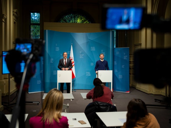 Mit dem Einvernehmen der Landesregierung könne die notwendige Änderung für die Umsetzung des Finanzabkommens nun über das staatliche Haushaltsgesetz verankert werden, berichtete Landeshauptmann Arno Kompatscher (li.) bei der Pressekonferenz nach der Landesregierungssitzung mit Landesrat Daniel Alfreider (re.). (Foto: LPA/Fabio Brucculeri)