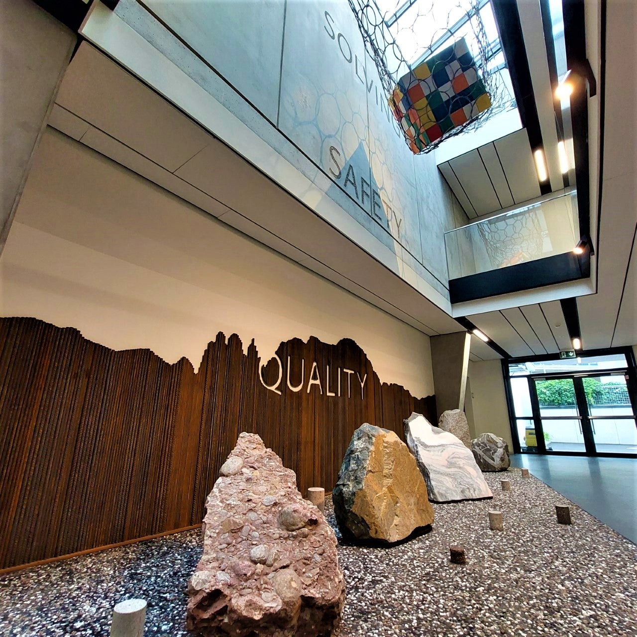 Das neue Geotechnik-Labor des Amts für Geologie und Baustoffprüfung in Kardaun sorgt für Qualität, Sicherheit und innovative Lösungen im Straßenbausektor. (Foto: LPA/Igor Cocca) 