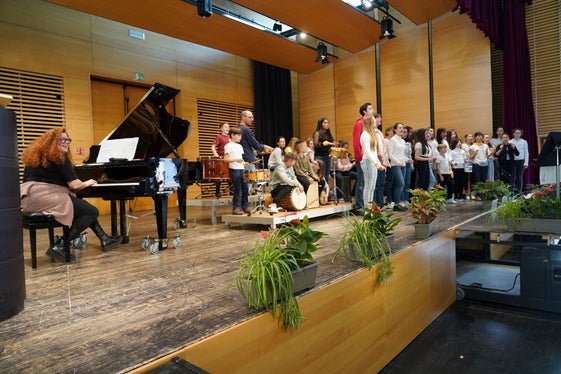 Marion Feichter (am Klavier), Jazz- und Popsängerin sowie eine großartige Pädagogin, hat Kinder, Jugendliche und Lehrpersonen mit Schwung und Esprit bei der Komposition des Sing in Auer-Popsongs angeleitet und begleitet. (Foto: LPA/Konrad Pichler)