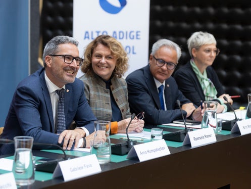 Landeshauptmann Kompatscher und Landesrätin Pamer mit den Köpfen hinter der Vereinbarung: Generalsekretär Eros Magnago und Ressortdirektorin Michela Morandini. (Foto: LPA/Tiberio Sorvillo)