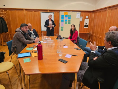 19 Kooperationstandems und rund 100 Teilnehmende aus verschiedenen Verwaltungen im Euregio-Raum nahmen in Toblach ihre Arbeit auf. (Euregio)