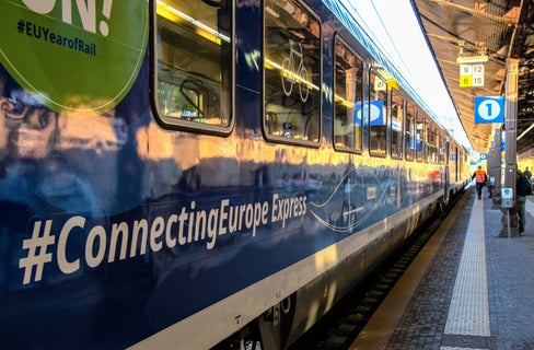 È crescente l’importanza che sta acquisendo il treno non solo negli spostamenti casa-lavoro, ma anche nel tempo libero. È quanto emerge da uno studio pubblicato di recente da SWG e Trainline in collaborazione con IDM Alto Adige. (Foto: Peter Daldos)