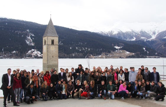 Die Teilnehmenden am Euregio-Jugendfestival bei einem Ausflug zum Reschensee (Foto: Euregio)