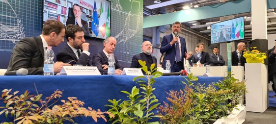 Die Logistik endet nicht an unseren Grenzen. Deshalb ist es wichtig, den Dialog mit den Nachbarregionen im Nordosten zu verstärken, denn die Herausforderungen sind dieselben, sagte Landesrat Alfreider in Verona. (Foto: Presseamt Region Trentino-Südtirol/Davide Cordua)