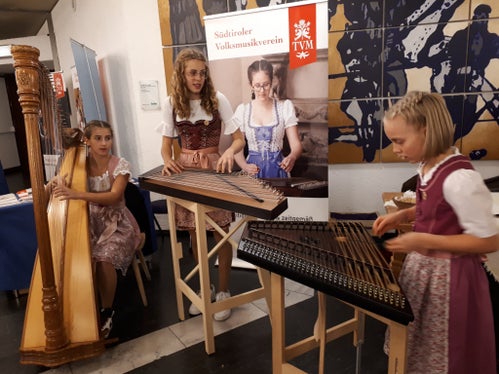 Die Eisacktaler Gitschn wurden von Lehrperson Katja Lechner nach Innsbruck begleitet (Foto: LPA/Landesdirektion Deutsche und ladinische Musikschule/Katja Lechner)