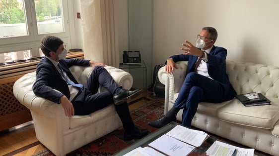 Il presidente Arno Kompatscher (dx.) a colloquio ocn il ministro alla salute, Roberto Speranza. Il Governo deciderà in merito alle nuove regole sulla tutela dal Coronavirus la prossima settimana  (Foto: ASP/Elisa Gentile)