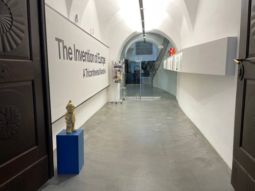 Il suggestivo ingresso della “Casa dell’Arte” in Via dei Portici 163 a Merano, recentemente acquistata dalla Provincia. (Foto: USP)