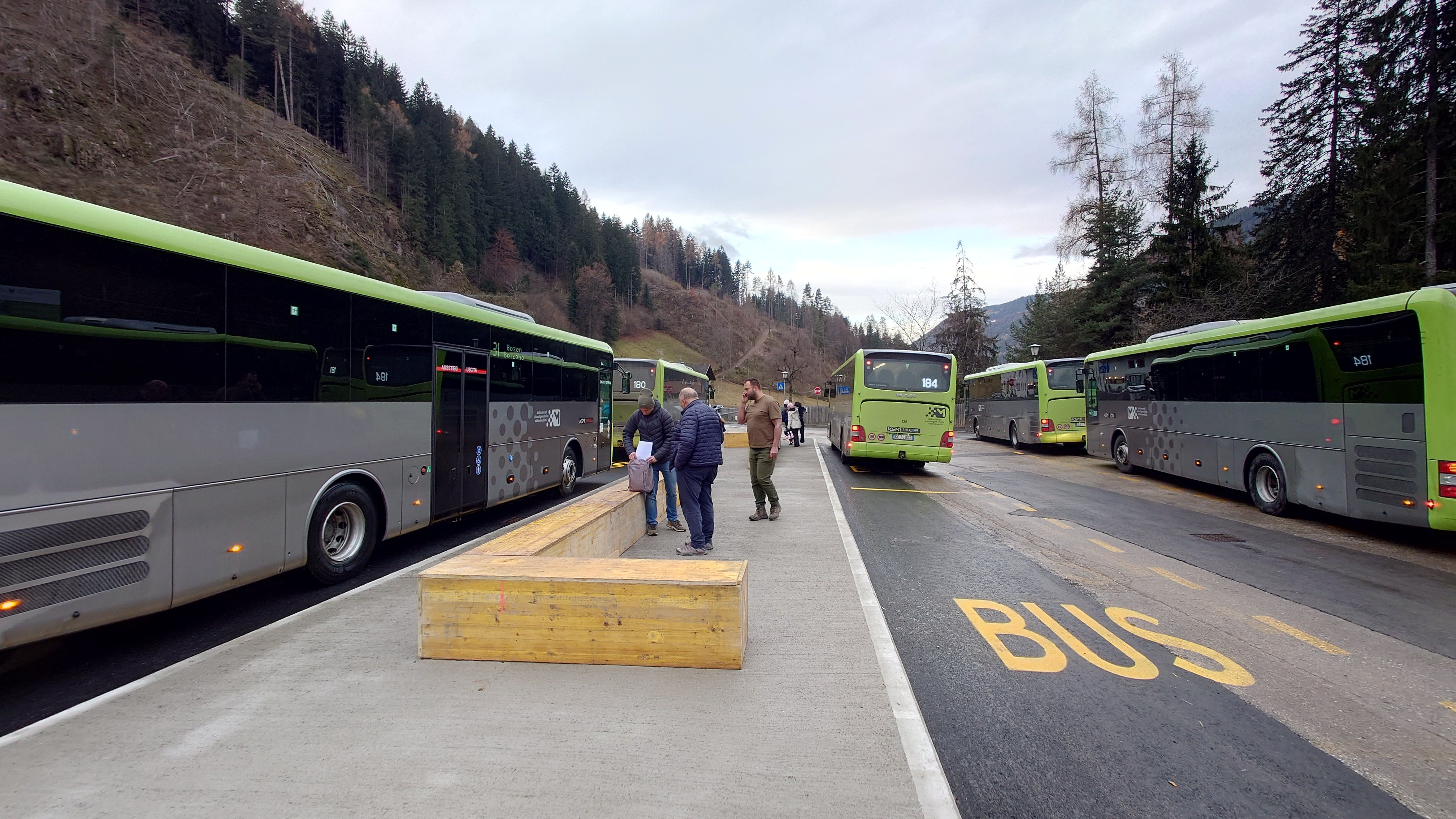 Bereits im Sommer soll Birchabruck einen kleinen Mobilitätshub als wichtigen&nbsp;Knotenpunkt&nbsp;für den öffentlichen&nbsp;Verkehr&nbsp;im&nbsp;Eggental&nbsp;haben, wo sichere Verbindungen für Pendlerinnen und Pendler, Ausflügler, Schülerinnen und Schüler zusammenlaufen. (Foto: LPA/Landesabteilung Tiefbau)