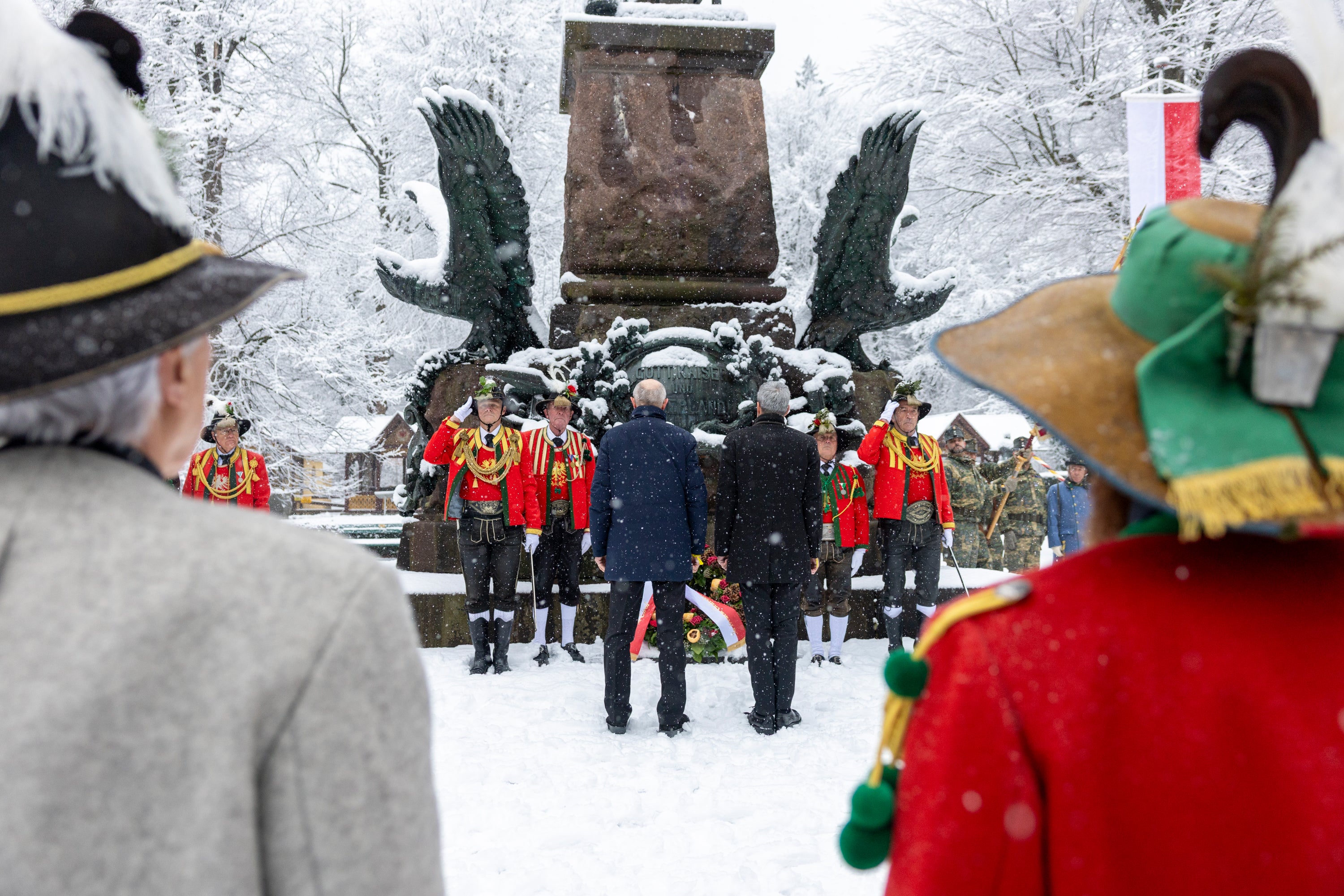 Die Landeshauptmänner Anton Mattle und Arno Kompatscher gedachten bei einer Kranzniederlegung am Andreas-Hofer-Denkmal am Bergisel dem  216. Todestag von&nbsp;Andreas Hofer. (Foto: Land Tirol/Sedlak)