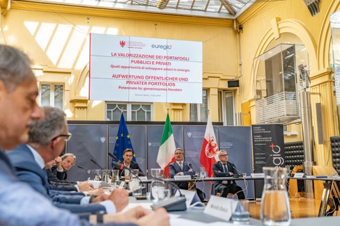 Da sinistra Alexander Gallmezter, presidente di Euregio Plus SGR, il presidente della Provincia autonoma di Bolzano Arno Kompatscher e l'assessore provinciale Christian Bianchi nel corso dell'evento andato in scena a Palazzo Widmann. (Foto: USP/Greta Steufer)