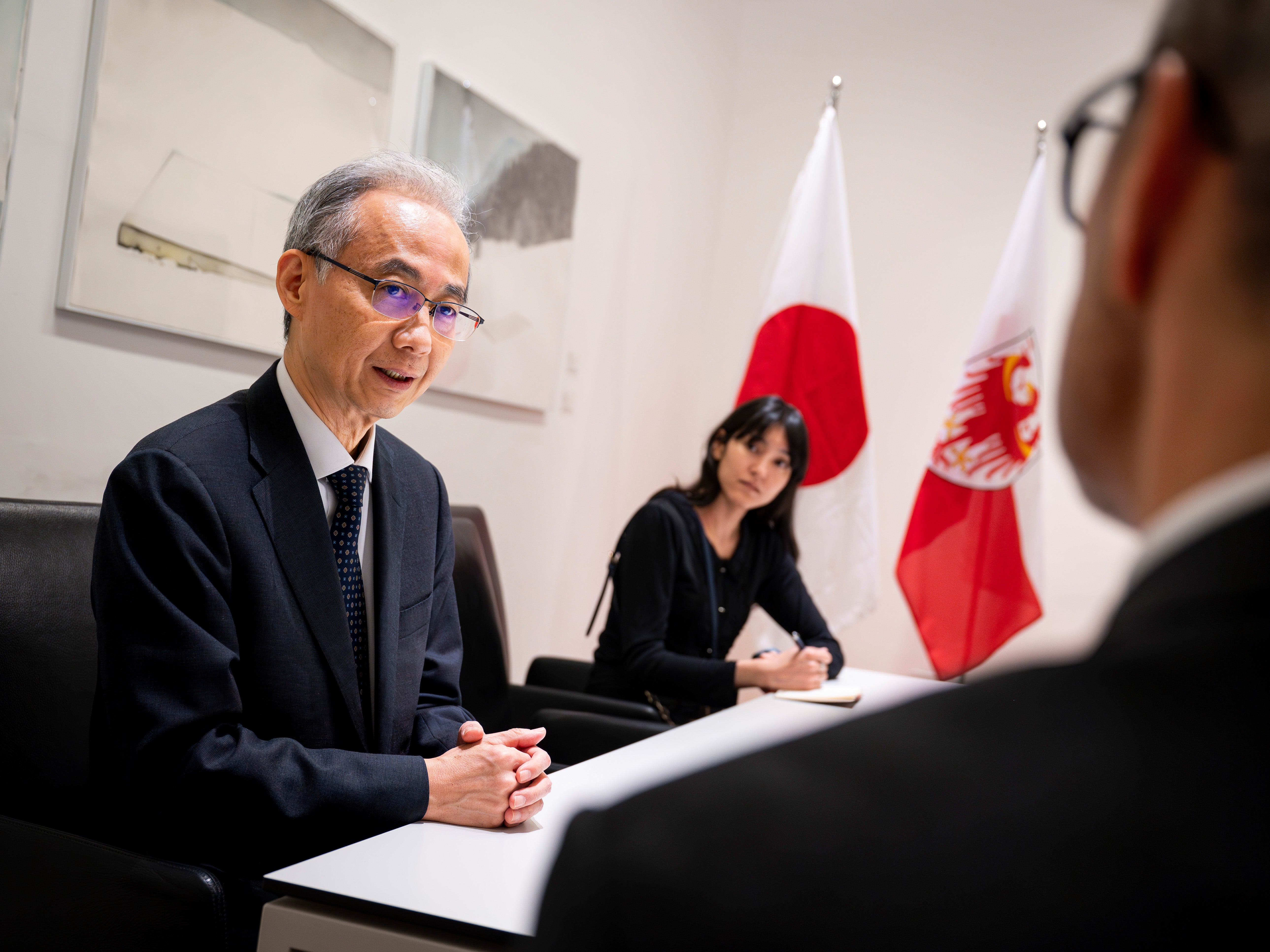 Landeshauptmann Arno Kompatscher (von hinten) sprach mit dem Generalkonsul Japans in Mailand, Kobayashi Toshiaki, im Palais Widmann. Begleitet wurde der Generalkonsul von der Forscherin Ariyama Kumi vom japanischen Konsulat. (Foto: LPA/Fabio Brucculeri)