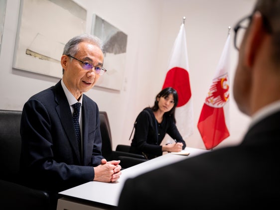 Landeshauptmann Arno Kompatscher (von hinten) sprach mit dem Generalkonsul Japans in Mailand, Kobayashi Toshiaki, im Palais Widmann. Begleitet wurde der Generalkonsul von der Forscherin Ariyama Kumi vom japanischen Konsulat. (Foto: LPA/Fabio Brucculeri)
