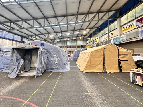 In der Eishalle von Steinach am Brenner haben Rotes Kreuz und Weißes Kreuz einen Campus eingerichtet (Foto: LPA)