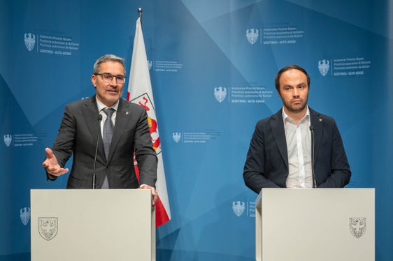 Neben den zur Verfügung gestellten Geldmitteln für eine reale Lohnerhöhung sollen im aktiven Dialog mit der Schulwelt die Rahmenbedingungen für Bildungsarbeit verbessert werden, unterstrich Landeshauptmann Arno Kompatscher (l.), bei der Vorstellung des Bildungsdialoges mit Landesrat Achammer (r.). (Foto: LPA/Greta Stuefer)