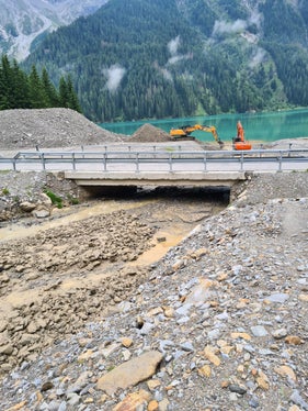 Im Rotwandbach in der Gemeinde Rasen-Antholz auf der Höhe des Antholzer Sees ist in der Nacht auf heute eine Mure abgegangen, die Wildbacharbeiter mit Vorarbeiter Edmund Messner räumen das Bachbett. (Foto: LPA/Landesamt für Wildbach- und Lawinenverbauung Ost in der Agentur für Bevölkerungsschutz)