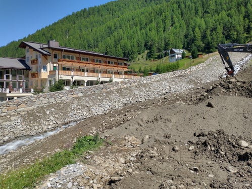 Mehrere Gebäude stehen in Zonen mit hoher Gefahr durch Hochwasser und Murgänge; nun hat das Landesamt für Wildbachverbauung West in der Agentur für Bevölkerungsschutz die Arbeiten zur Verbesserung des Schutzes abgeschlossen. (Foto: Agentur für Bevölkerungsschutz/Amt für Wildbach- und Lawinenverbauung West)