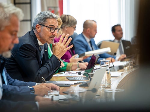 Viele Menschen spüren die gestiegenen Preise jeden Tag. Unser Ziel ist es, dass man sich das Leben in Südtirol auch in Zukunft leisten kann, betonte Landeshauptmann und Finanzlandesrat Arno Kompatscher. (Foto: LPA/Fabio Brucculeri)