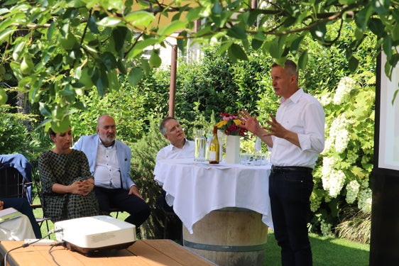 Land- und Forstwirtschaft ist seit jeher ein zentrales Fundament: Agrar- und Forstwirtschaftslandesrat Luis Walcher bei der Vorstellung des Agrar- & Forstberichts mit den Zahlen des Jahres 2024; in der ersten Reihe von links Professorin Tanja Mimmo, Martin Unterer von der Fachschule Salern, Ressortdirektor Ulrich Höllrigl. (Foto: LPA/Maja Clara)