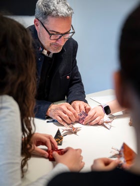 Il presidente della Provincia ha lodato la classe 1. A per il suo impegno esemplare e ha sottolineato che le basi della pace si gettano sempre a partire dalle piccole cose. Insieme alle studentesse ha realizzato una gru di carta. (Foto: USP/Fabio Brucculeri)