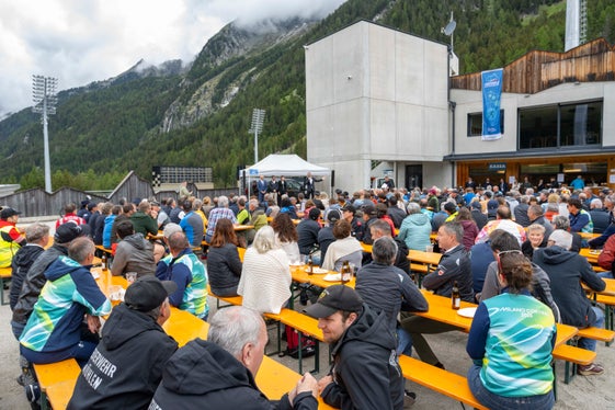 Grande partecipazione durante la festa tenutasi alla Südtirol Arena Alto Adige. Alla fine per tutti i volontari e le organizzazioni locali è arrivato anche il meritato diploma di partecipazione ai Giochi Olimpici Invernali. (Foto: USP/Othmar Seehauser)