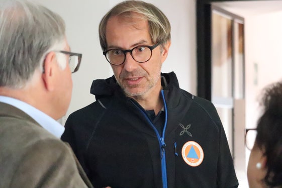 Der Direktor der Agentur für Bevölkerungsschutz Klaus Unterweger im Gespräch mit Kurt Werth nach dessen Vortrag über die Geschichte der Etsch und ihre Bedeutung für Neumarkt. (Foto: LPA/Maja Clara)