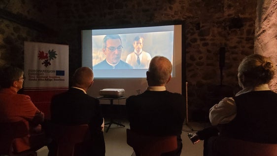 Un momento della proiezione del docufilm "Oltre l'oblio" di Martin Alan Tranquillini, nella cantina della Casa della Pesa, a Bolzano. (Foto: Euregio/Armin Gluderer)
