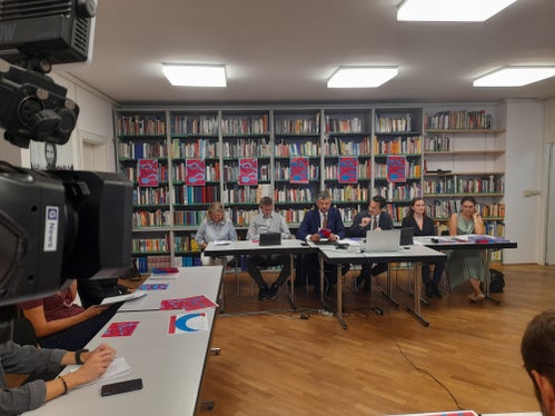 Di dla Cultura vorgestellt (von links): Rita Lova, Carlo Suani, Landesrat Daniel Alfreider, André Comploi, Sofia Stuflesser, Irene Prinoth im Saal in der Direktion Ladinische Bildung und Kultur, der dem am 29. Juni dieses Jahres verstorbenen Merit Ladin-Preisträger Franz Vittur gewidmet ist. (Foto: LPA/Maja Clara)