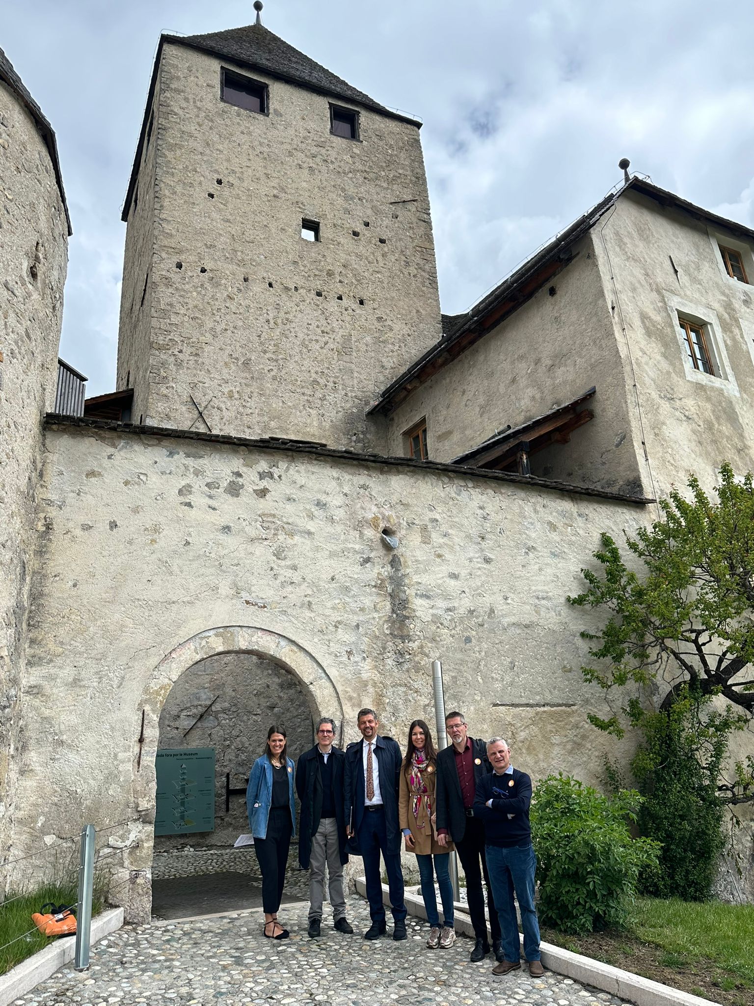 Cieche la Dolomites ie bele, dëssa nce deventé la lijëndes di ladins, che sta te chisc raions cun si biei crëps. Tla fotografia da man ciancia: la diretëura dl Museum Ladin Katharina Moling, l prufessëur Luigi Petrillo, l assessëur provinziel ladin Daniel Alfreider, Susi Rottonara, Carlo Suani y Paolo Vinati. (Foto: USP)