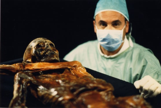 La mummia glaciale Ötzi con il conservatore Edurad Egarter Vigl. (Foto: ASP/Museo Archeologico)