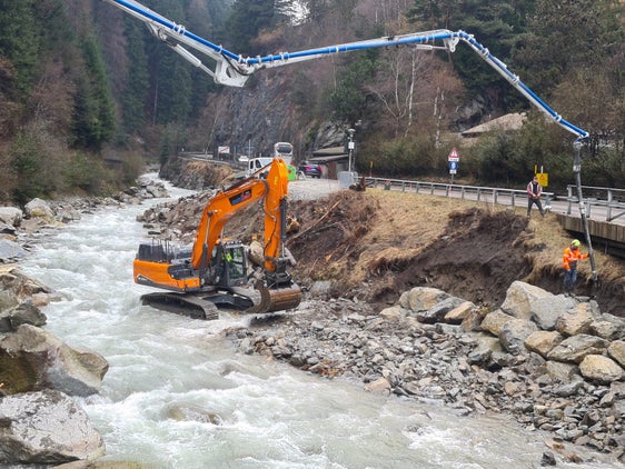 Sotto il Castello a Campo Tures, l'Ufficio Sistemazione bacini montani est, in collaborazione con il Servizio strade della Provincia, sta eseguendo lavori urgenti per mettere in sicurezza la strada. (Foto: ASP/Ufficio Sistemazione bacini montani est)