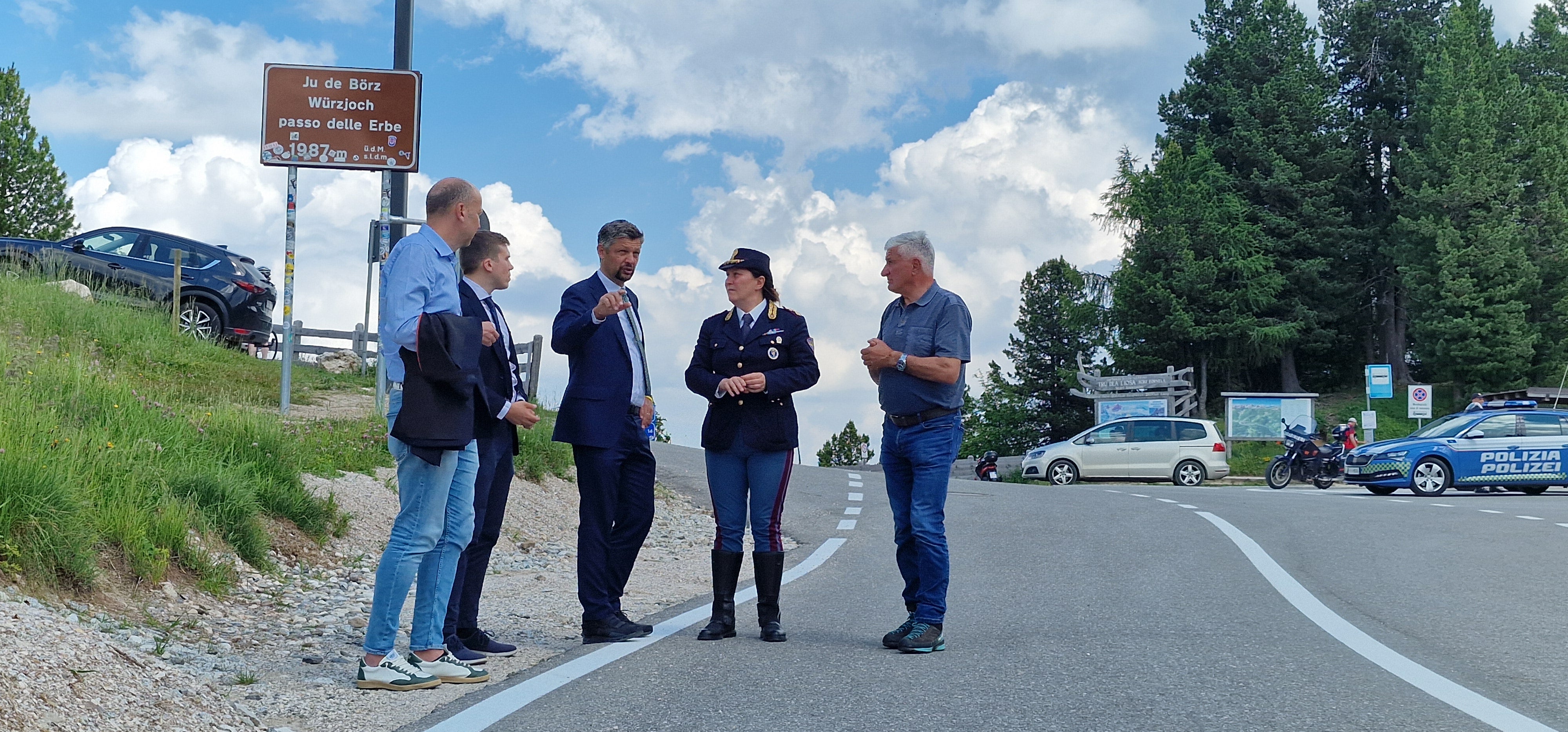Bürgermeister Giorgio Costabiei, Landesmobilitätsplaner Michael Andergassen, Landesrat Daniel Alfreider, die  die Leiterin der Straßenpolizei Katia Grenga und Gemeinderat David Erlacher. (Foto: LPA/Angelika Schrott)