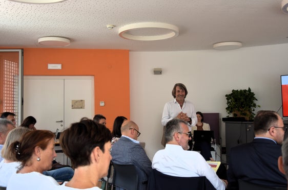 Durante l'incontro nel Distretto sanitario, a Egna, l'assessore provinciale alla Prevenzione sanitaria e salute Hubert Messner ha ringraziato i collaboratori per il loro prezioso lavoro e ha raccolto diversi suggerimenti per ulteriori sviluppi. (Foto: USP/Angelika Schrott)