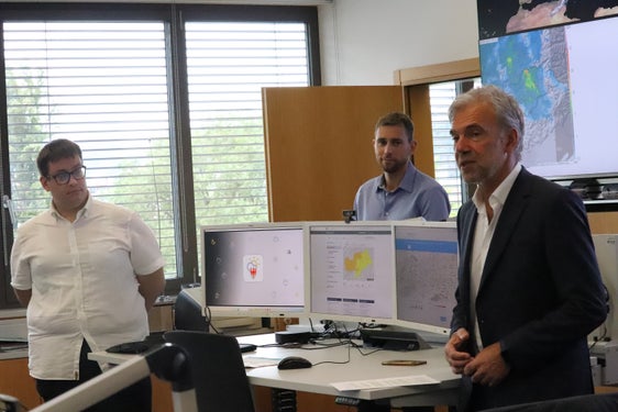 Erneuerte App Wetter Südtirol vorgestellt: (v.r.) Bevölkerungsschutzlandesrat Arnold Schuler, Dieter Peterlin vom Landesamt für Meteorologie und Lawinenwarnung und der Direktor des Landesamtes für Datentechnik Stefan Hellweger (Foto: LPA/Maja Clara)